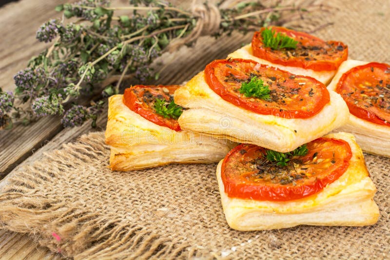 Слойка с томатом и сыром