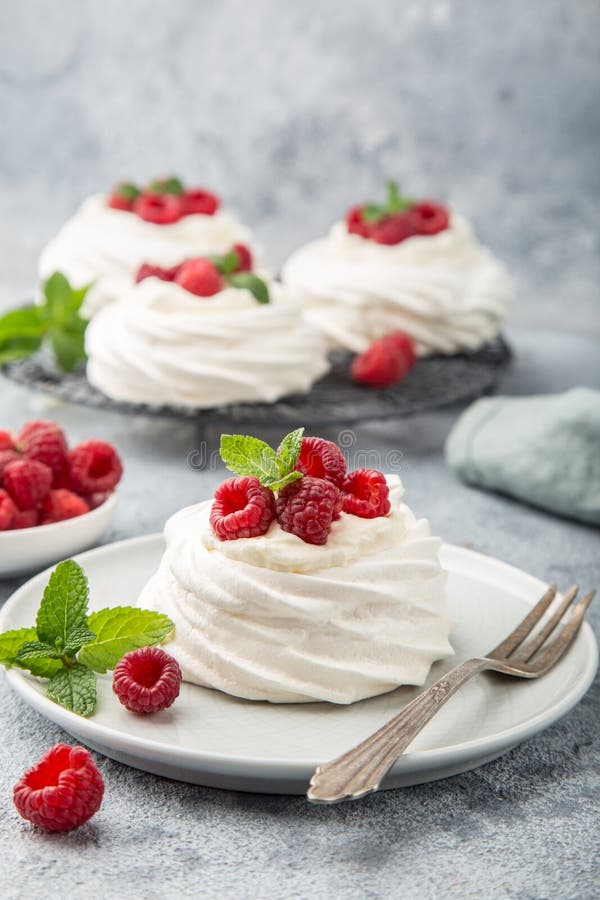 Меренга с клубникой и сливками