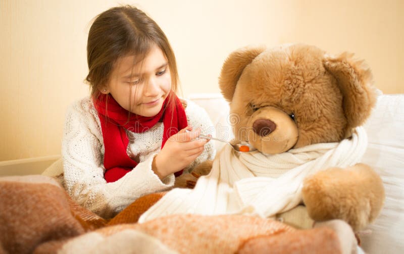 Игрушки заболели. Маленькая девочка с плюшевым медведем. Игрушка болеет. Девочка играет с мишкой. В больнице мишки плюшевые.