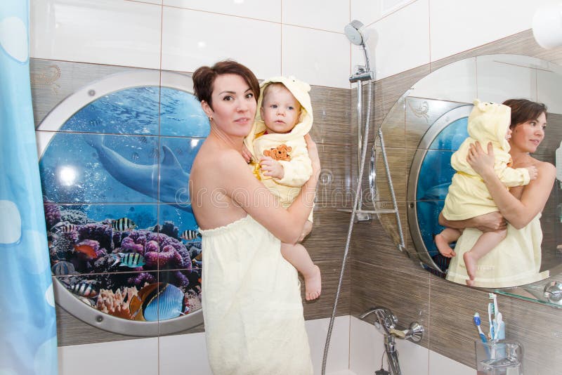 Сын с матерью в ванне
