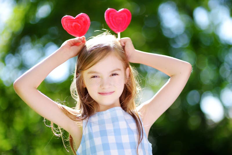 девочка кушает. девочка кушать вилкой. ближайший есть девочка. ближайший есть девочка. ближайший есть девочка.