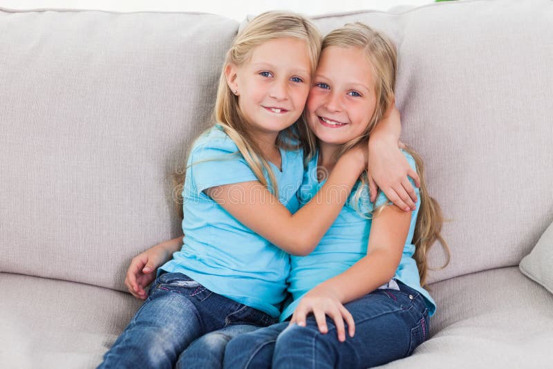 Siblings hugging Фотобанк Лори. Простые 30-летние русские сёстры-близняшки обнимаются. Близняшки обнимаются светодиодная светильник. Twins sit on face. Сестра друга спалила