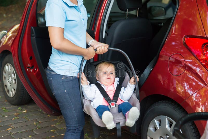 Машина маме с ребенком. Мама с ребенком в авто. Авто дети Сток. Фото с ребенком в машине мамы на руках. В машине мама с ребёнком делают игрушку.