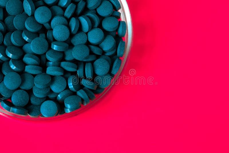 Lots of blue. Голубая таблетка в кружке. Витамины с красной и голубой таблеткой.