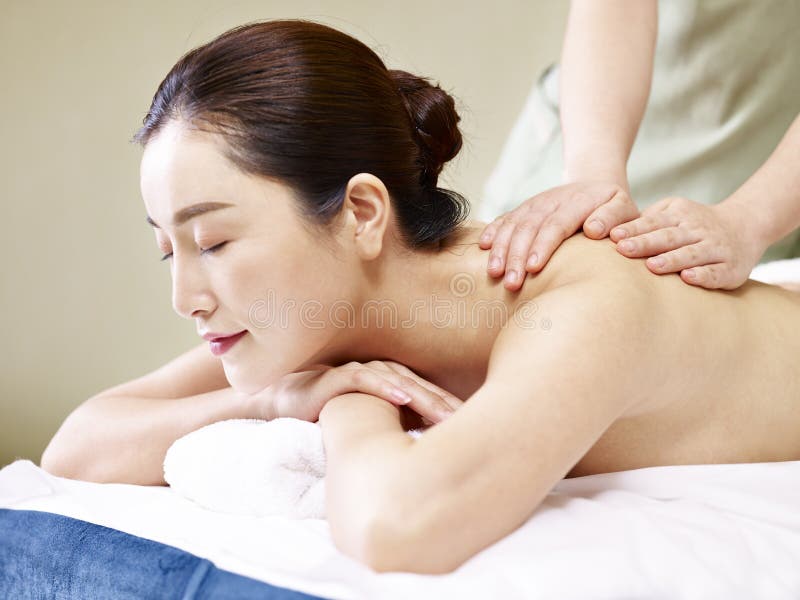 Массаж молоденькой японки. Массаж картинки. Spa процедуры. Массаж ломи-ломи. Массаж молоденькой японки.
