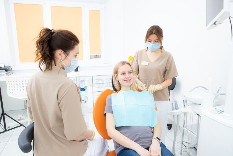 Беременная в кресле стоматолога