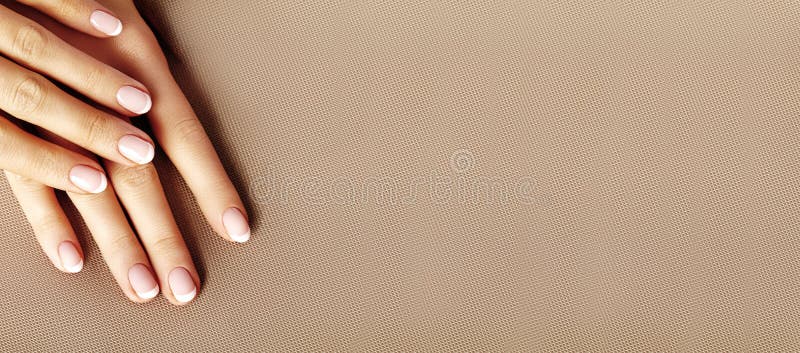 Фоны с маникюром бежевого цвета