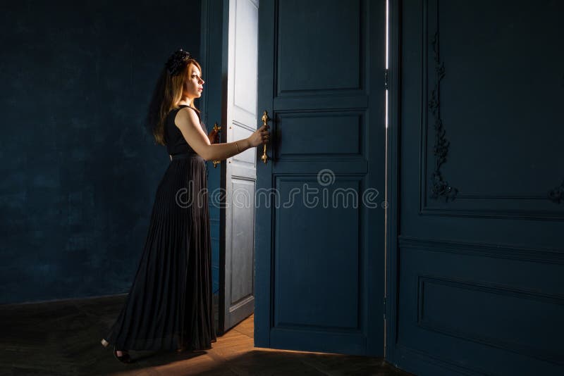 девушка выходит из дома