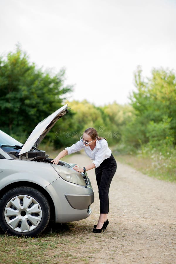 Машина сломалась. Сломалась машина, свидание с американкой. Счастливая женщина на машине. Drive a car she напиши по образцу. Человек в авто.
