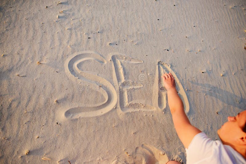 Цифра три слова морем. Пишет на песке. Море слов. Пишет пальцем на песке. Женщина что-то пишет на песке.