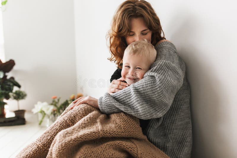 Мама резвится со своим сыном. Mom with her sons friend. Мама помогла расслабиться. Mom with her sons friend. Son zey.