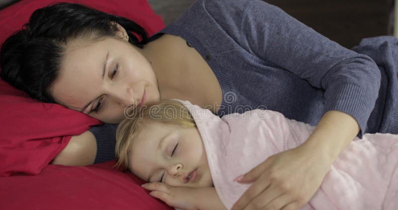 Real sleeping mom. Маленькую дочку под одеялом.