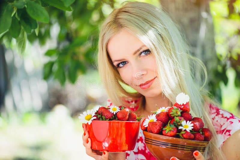 Девушка с клубникой