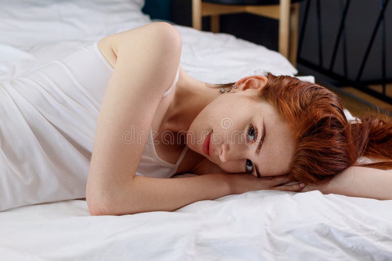Рыжая девушка на кровати