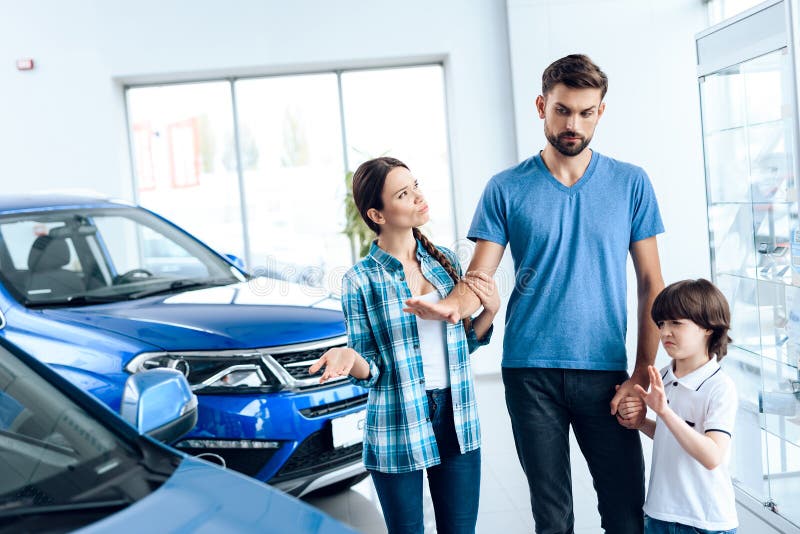 красная машина для семьи. купила семья новую машину. купила семья новую машину. семья выбирает лада. довольный клиент у машины.