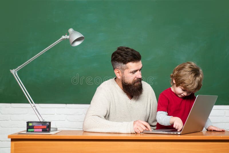 подготовка к школе. сын учителя. взрослый учит ребенка. родители учат детей. педагог и дети.