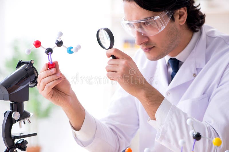 Сколько работают ученые. Клипарт ученый мужчина. Scientific research. Прикольная картинка врач с микроскопом.