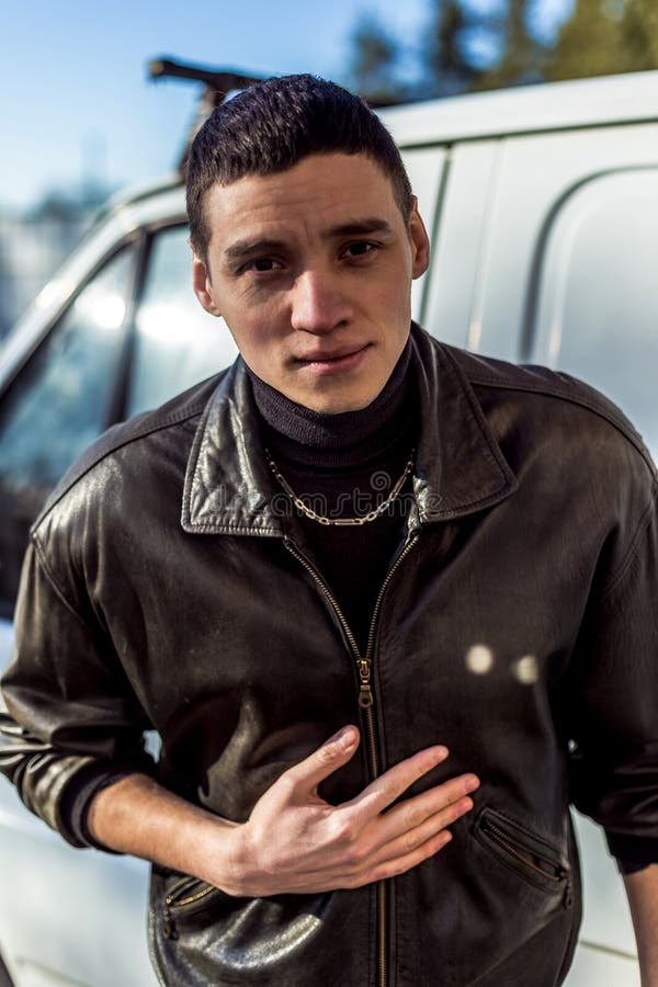 пацаны криминальной внешности. в маске с пистолетом. бандит. оружие гопников. молодой бандит.