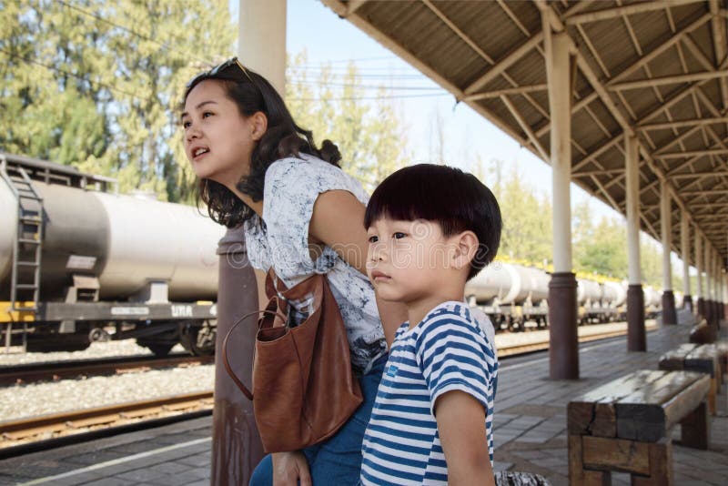 Young mother real 3 (2015) Южная Корея. Азиаты в поезде. Мама Железнодорожный. Мамочки железнодорожного. 12 поезда мама