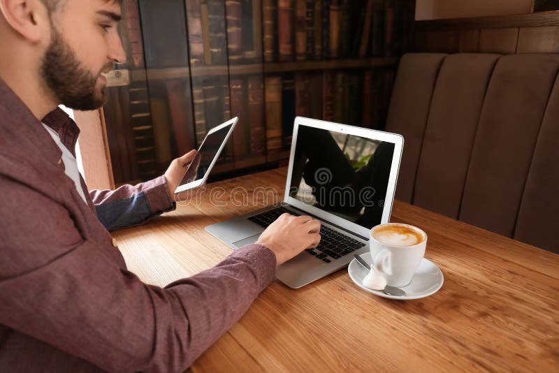 Где можно поработать с ноутбуком в москве. Обход с планшетом. Мужик с планшетом что-то проверяет дизайн фото.