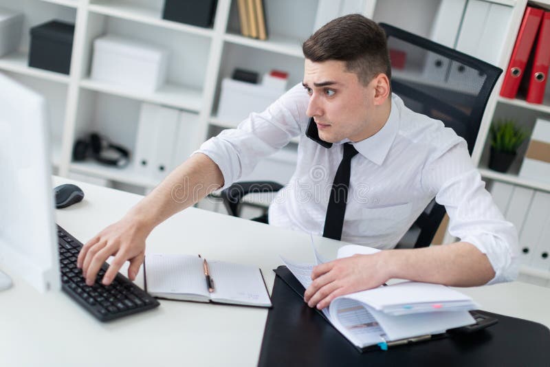 проектная команда. хипстер в офисе. работает менеджером проектов. тренинг для руководителей. менеджер it проектов.