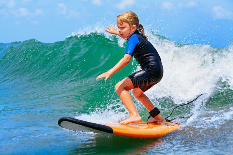 Молодые езды серфера на surfboard с потехой на море развевают