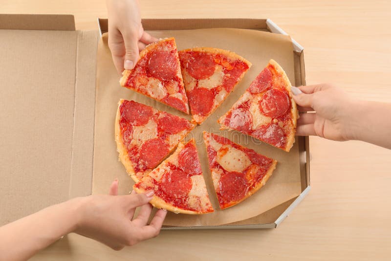 Пицца грей. Костюм куска пиццы. Растаскивают куски пиццы. Сколько кусков в пицце пепперони. Взять с собой кусок пиццы коробка.