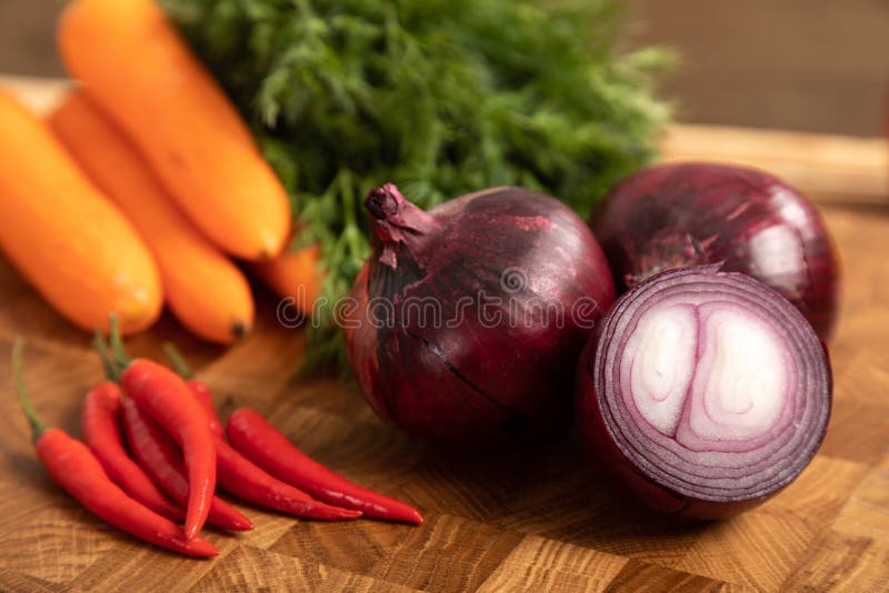 лук чили. лук репчатый без фона. перец лук. красный перец и чеснок. чеснок чилийский.