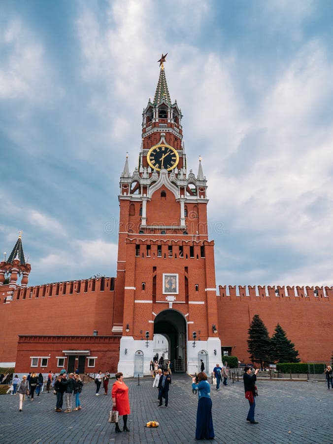 Что находится внутри спасской башни Москва, Россия - 28-ое апреля 2019: Тапки тренера Skechers GoRun быстро- облегче