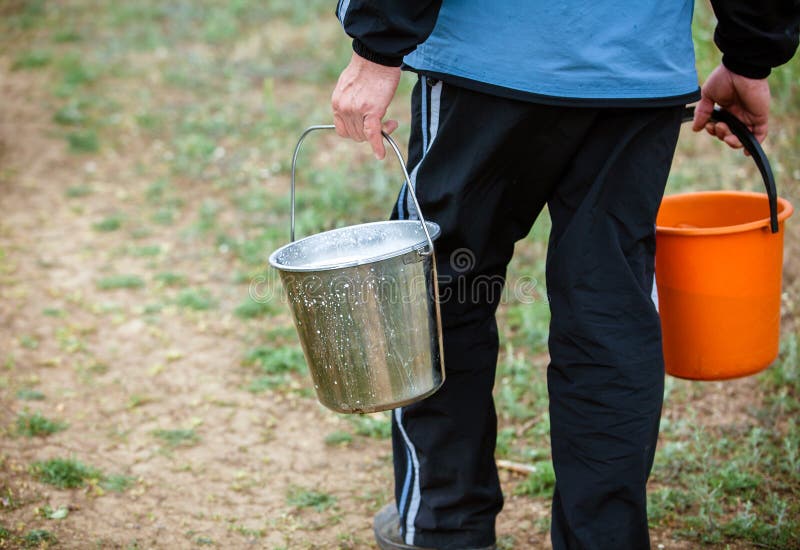 Ведро с водой в руке