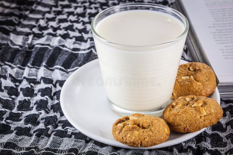 Печенье с молоком на белом фоне