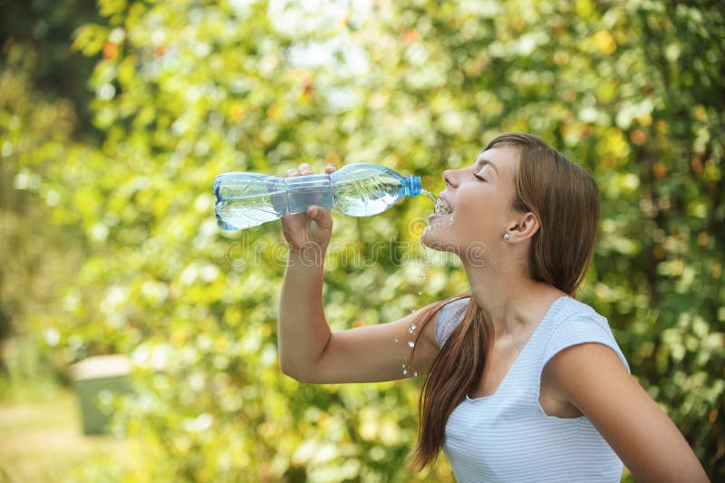 Девушка в траве пьет воду. Вода источники пьют. Пьет зеленую воду. Женщина жадно пьёт воду. Удовлетворение жажды