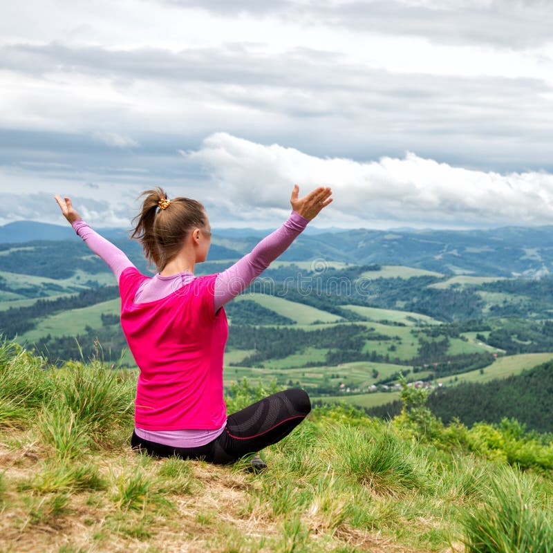 Девочка холмы. Медитация на вершине. Девочка подросток медитирует в горах. Девушка на Холме. Женщина в белом на вершине горы медитирует.