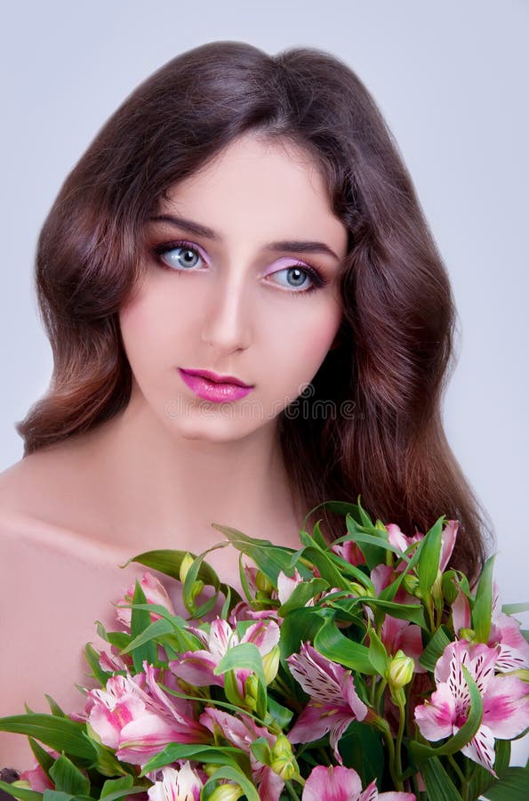 Губная помада лили коллинз. Лили коллинз глаза. Lily lips. Лили коллинз помада. Лили коллинз с красной помадой.