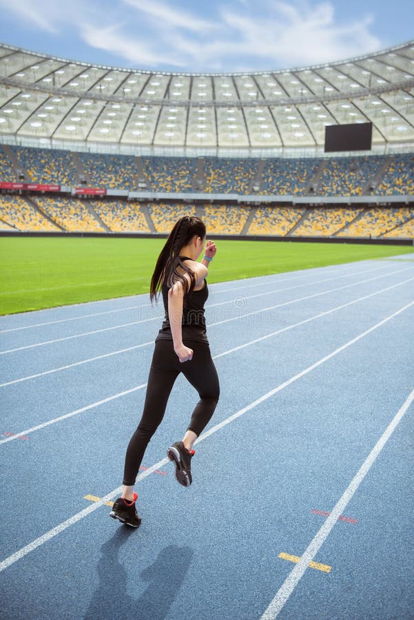 Спортивная фотосессия на стадионе