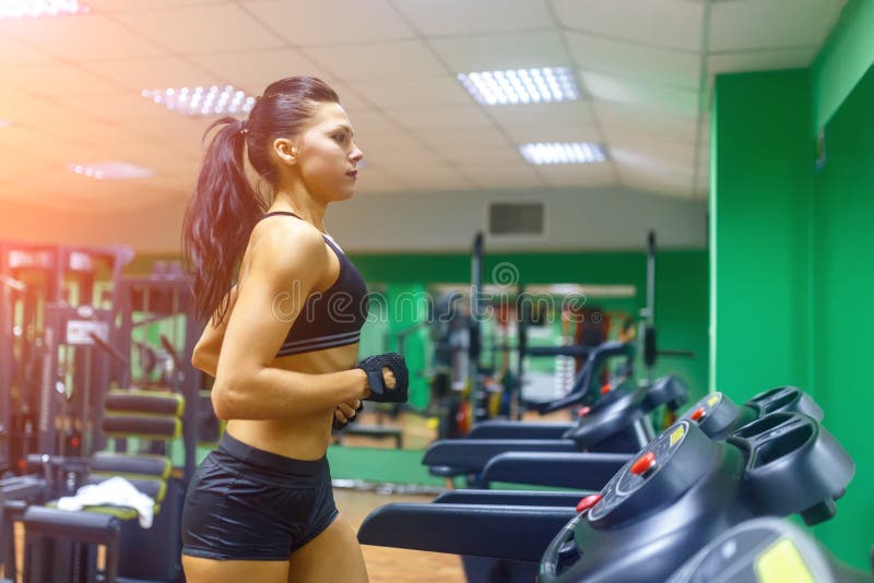 Мужчина на беговой дорожке в спортзале. Сбегаю из спортзала. Беговая дорожка в спортзале. Беговая дорожка в тренажерном зале. Парень бегает в зале.