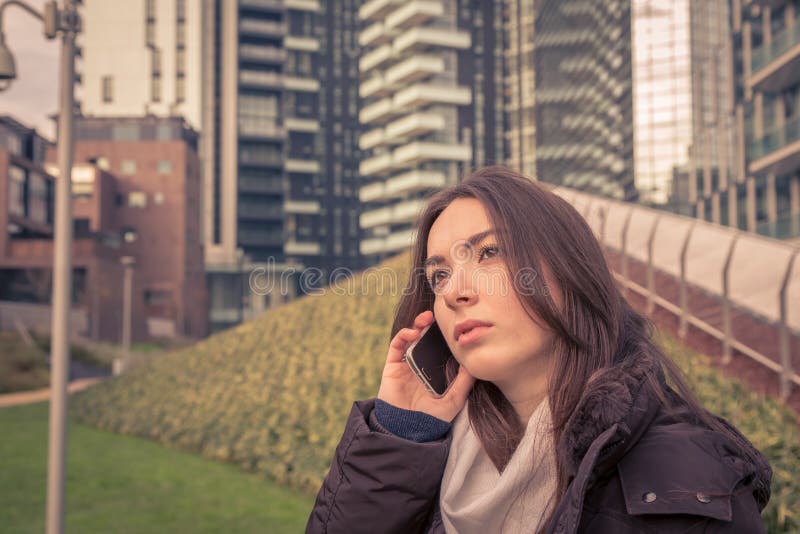 скажи мне что-нибудь грязное. телефон лежит. грязно говорящая девушка. общение двух девушек. красивая грязная девушка.