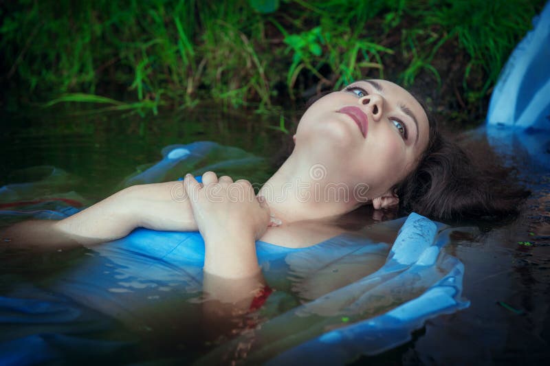 Быстро устаю в воде. Девушка лежит в воде. Фотосессия утопленник. Девушка утопает в воде.