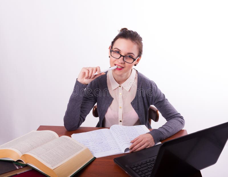 Учительница сидит. Учительница сидит на лице. Учительница на коленях. Ноги на стуле учительница. Учительница сидит на лице артк.