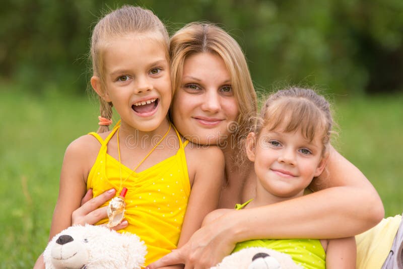 Имел двух дочерей. Натуралисты мама и две дочери. Two smiling little sisters embracing видеоролик Фотобанк Лори.