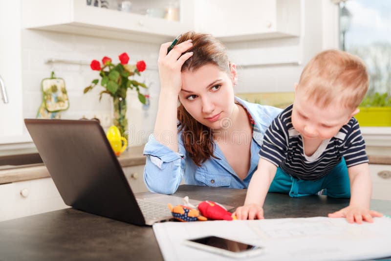 Девочка с бананом картинка для детей. Мама позволила сыну toucher. Включи мама дает. Мама с ребенком с телефоном. Нет ножек нет мультиков анекдот.