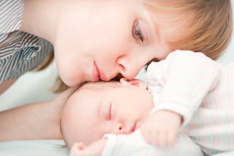 Целую маму спящую. Мама целует новорожденного. Мама целует спящего ребенка. Мама целует малыша фото. Гифка мама целует новорожденного.