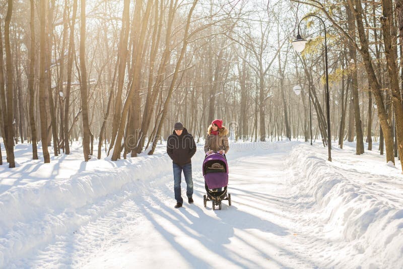 Первая прогулка с ребенком. Ребёнок в калаяске на прогулке. Ребенок в коляске. Внучка в коляске. Ребенок в прогулочной коляске.