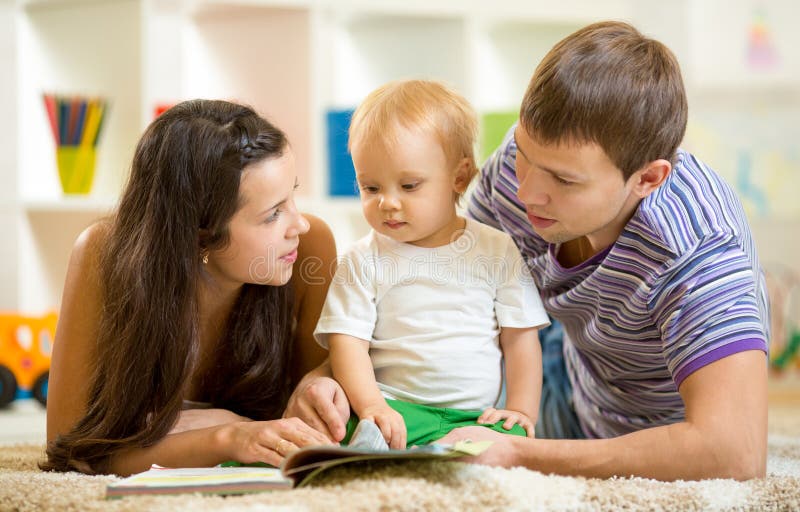 Отец с детьми дошкольниками. Папа мне читает книгу. Чтение для детей. Ребенок от сына читать. Папа читает сыну книгу.