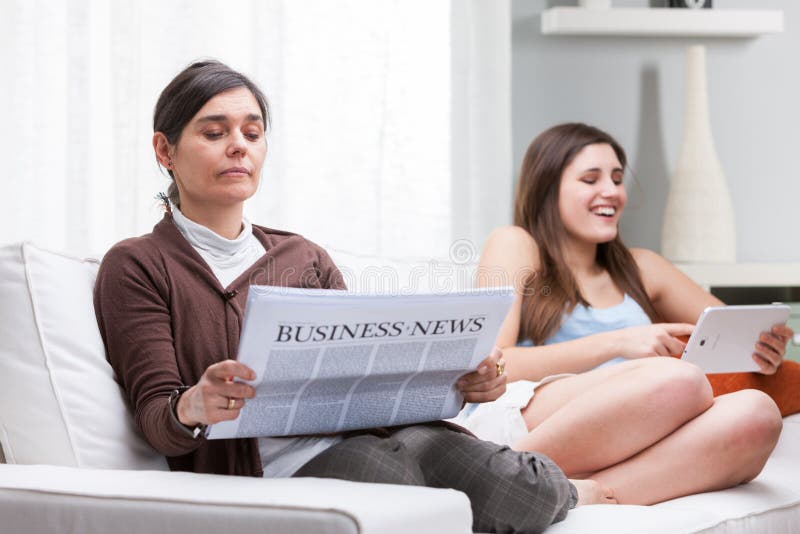 счастливые отношения между мужчиной и женщиной. домашние ссоры. жена отвлекает. мужчина и женщина с телефоном. девушка скрывает семью.