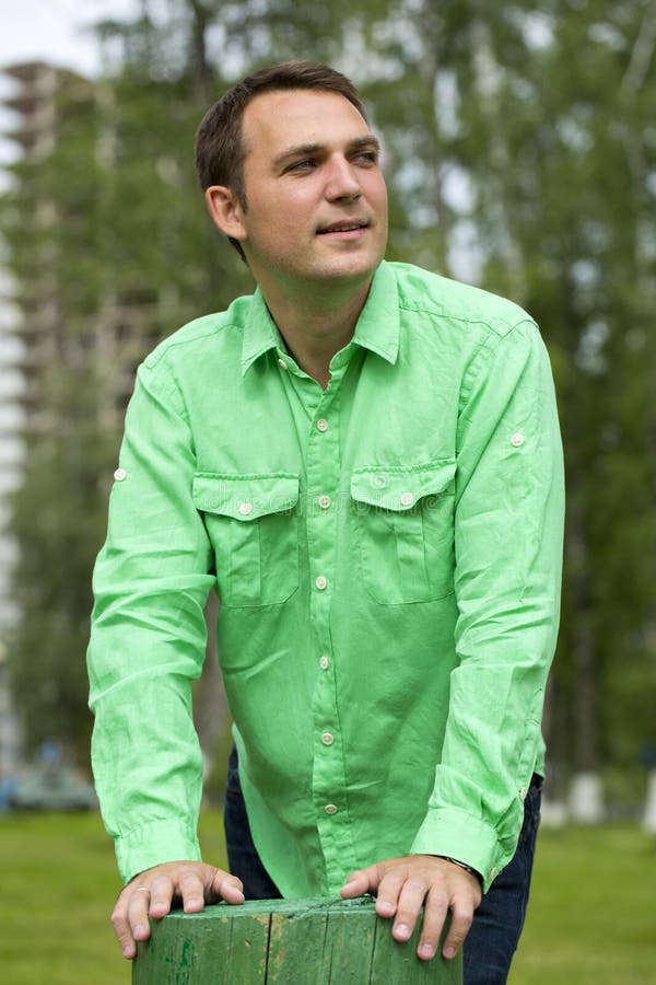 Парень в зеленой рубашке