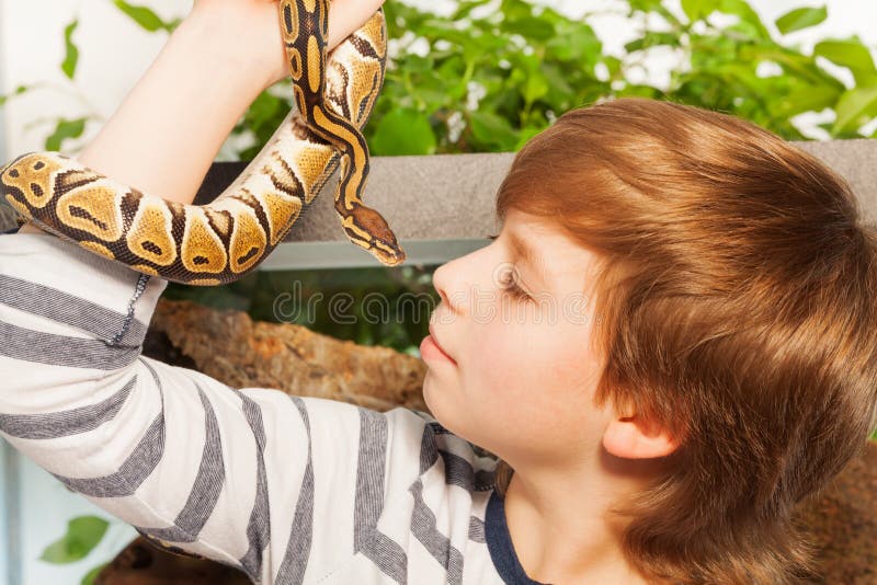 Ребенок держит змею. Змея для детей. Дети со змеями.