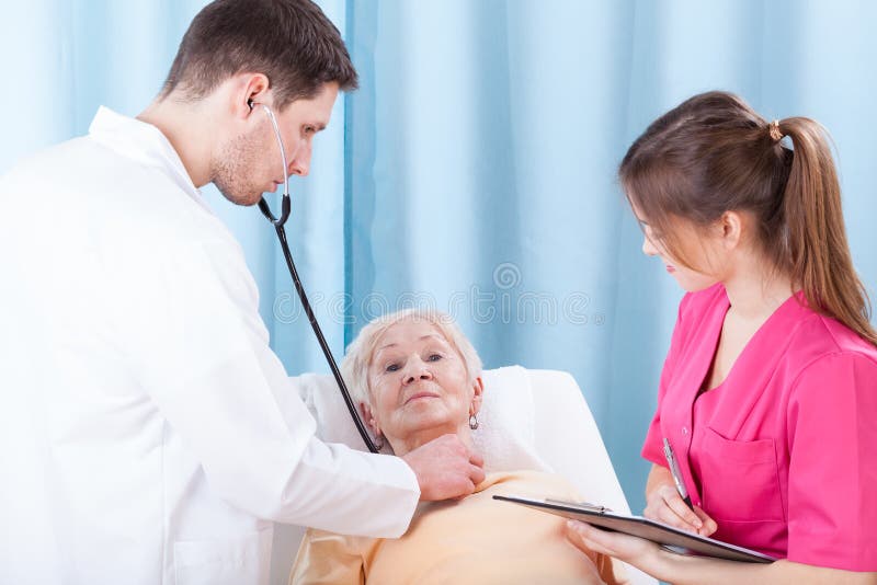 Гол осматривает врач. Врач осматривает пожилую женщину. Gif врач осматривает пациента. Врачи молодые и старые. Бабушку осматривает врач.