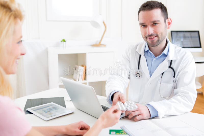 ресепшн с людьми. доктор дает таблетки. администратор в больнице. врач обслуживает пациента. пациенты в поликлинике.