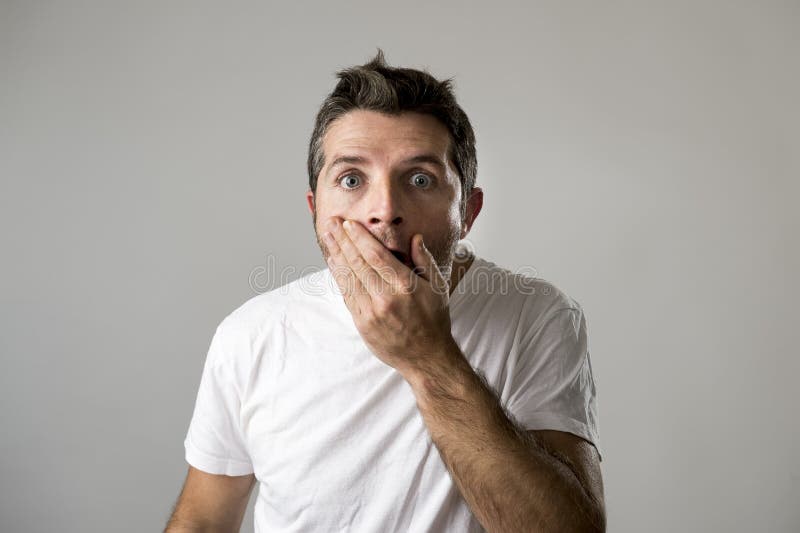 эмоция шок у мужчины на фоне бани. широко открытые глаза. испуганный человек. неожиданно лицо. удивленный малыш.